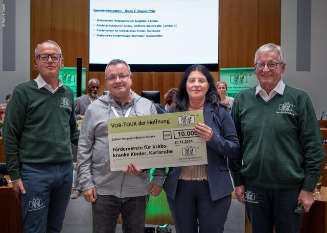 Auch der Förderverein aus Karlsruhe freut sich | Foto: Rolf H. Epple
