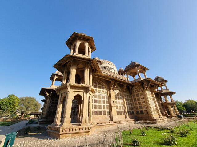 Das Grab des indischen Musikers und Komponisten Tansen (16. Jahrhundert) in Gwalior. Er war Hofmusiker des Mogulkaisers Akbar I., gilt als Vater der heutigen nordindischen Kunstmusik und als einer der bedeutendsten indischen Musiker überhaupt.  | Foto: IGNKA