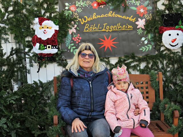 Selina mit ihrer Oma auf der Weihnachtsbank | Foto: Brigitte Melder