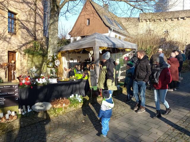 Auch noch Adventskränze sind im Angebot | Foto: Anja Stemler