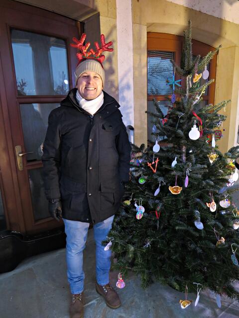 Herr Holoch mit seinem ersteigerten Christbaum | Foto: Brigitte Melder