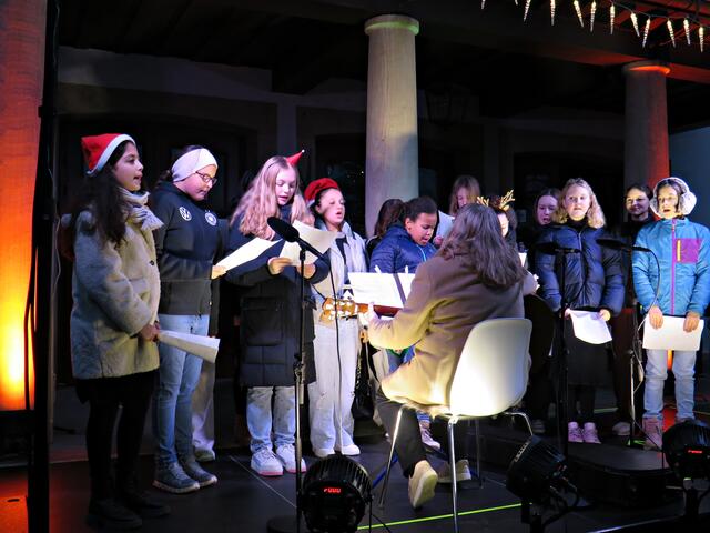 Frau Harbich an der Gitarre | Foto: Brigitte Melder