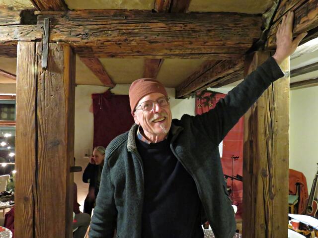 Eckhard Bachert stützt den uralten Balken | Foto: Brigitte Melder
