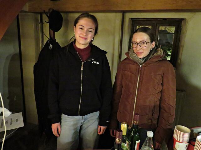 Die beiden sympathischen jungen Damen unterstützten | Foto: Brigitte Melder