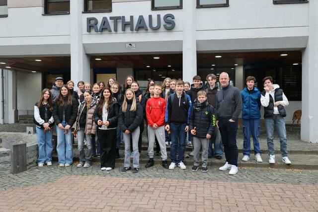 Die Klassen 8b und 8a des Reichswald-Gymnasiums nahmen kürzlich Bürgermeister Ralf Hechler im Rathaus knapp 90 Minuten ins "Kreuzverhör".  | Foto: Martin Hauter