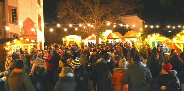 Der historische Innenhof des Herrenhofes bildet die romantische Kulisse für den Weihnachtsmarkt der Nächstenliebe. | Foto: Michael Leim