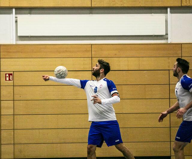 Nick Trinemeier  beim Servieren | Foto: Wolfgang Neuberth