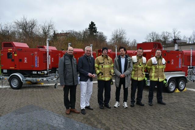 Die Feuerwehrhäuser sollen in Notlagen als sogenannte „Leuchttürme“ fungieren: „Sie dienen der Koordination zwischen den beteiligten Behörden, der Information der Bevölkerung sowie der Unterstützung der Selbstorganisation zur Schadensbewältigung“, so der Beigeordnete Manuel Steinbrenner (3. von rechts). | Foto: Stadt Kaiserslautern