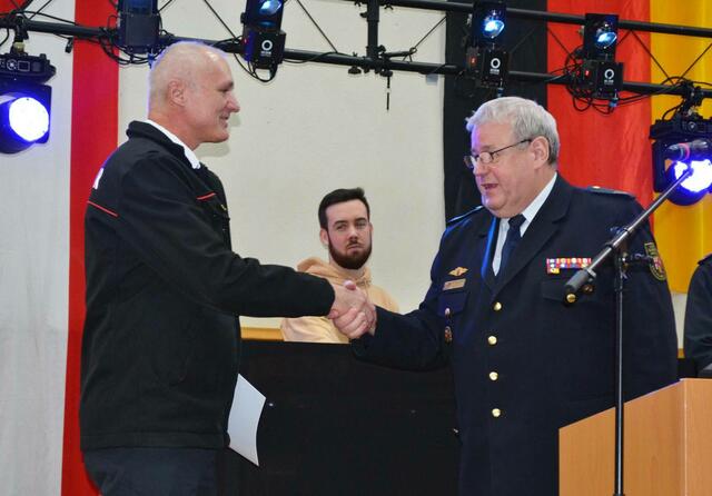 Karl-Heinz Bär (links) wurde von Hans-Georg Balthasar, Vertreter der Feuerwehren der Pfalz im Landesfeuerwehrverband Rheinland-Pfalz, mit dem Feuerwehrehrenkreuz in Silber ausgezeichnet.  | Foto: Frank Schäfer