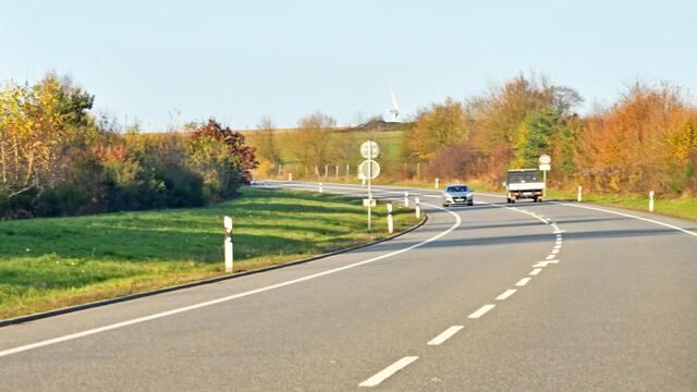 Die Fahrbahntrassen sind für eine dritte und vierte Spur fast durchgängig von Höheischweiler bis nach Bann vorbereitet. Ab Bann wird die Verkehrsführung in Richtung Landstuhl und Ramstein-Miesenbach vierspurig.  | Foto: Erik Stegner