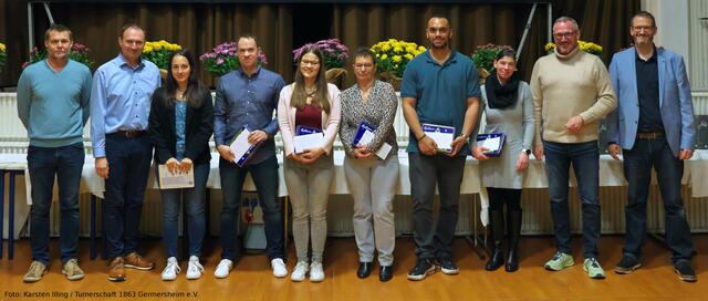Ehrung der Abteilungsleiter vlnr: Uwe Leuthner, Peter Auer, Laura Troubal, Jochen Kainz, Simone Illing, Gaby Kaiser-Stierheim, Marvin Ogidi, Melanie Dahlinger, Bürgermeister Marcus Schaile, Dominik Morio | Foto: Karsten Illing