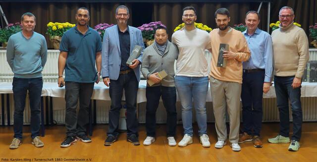 Abteilungleiter Marvin Ogidi ehrt erfolgreiche Basketballer | Foto: Karsten Illing