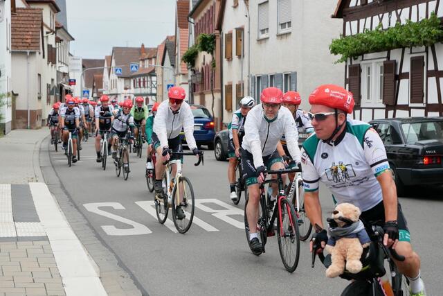 Kümmerer Jochen Glas aus Maikammer bei der Einfahrt zum Haltepunkt Offenbach Juli 2023 | Foto: Dieter Hammann