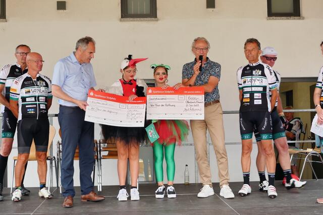 Landrat Dietmar Seefeldt und VB Axel Wassyl überreeichen Schecks am Haltepunkt im Juli 2023. Links neben dem Landrat, Ex Profi Raimund Dietzen, 2. der Spanienrundfahrt | Foto: Dieter Hammann