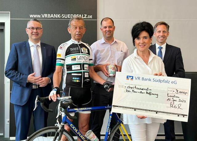 Scheckübergabe in der VR Bank Südpfalz in Landau | Foto: Rudi Birkmeyer