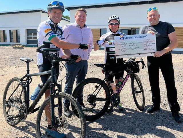 Markus Merk und Jochen Glas u. a. Promis holen die Spendenschecks auch gerne in ihrem Unternehmen ab  | Foto: Jochen Glas