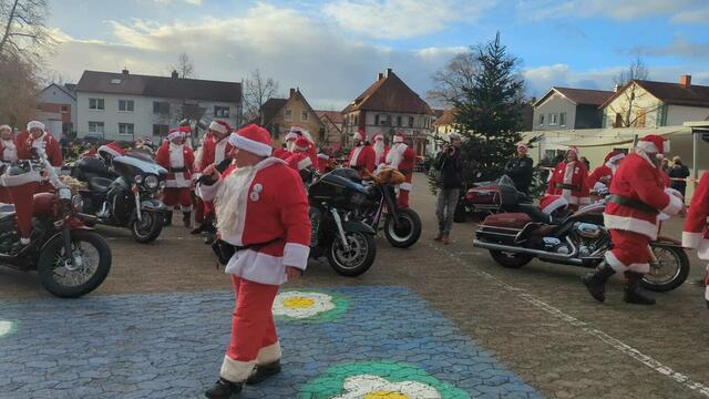 die Riding Santas sind da - Dammschule Wörth | Foto: Paul Needham