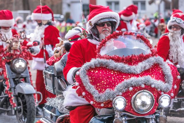 Auch 2024 sind die Riding Santas mit ihren Harleys in der Südpfalz unterwegs | Foto: Paul Needham