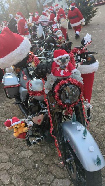 Auch 2024 sind die Riding Santas mit ihren Harleys in der Südpfalz unterwegs | Foto: Paul Needham