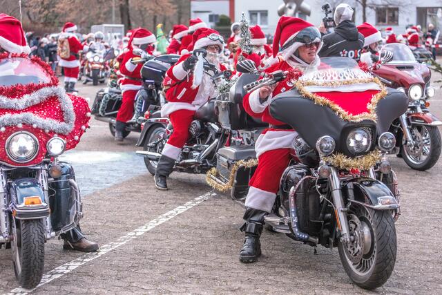 Auch 2024 sind die Riding Santas mit ihren Harleys in der Südpfalz unterwegs | Foto: Paul Needham