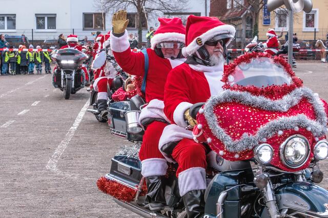 Auch 2024 sind die Riding Santas mit ihren Harleys in der Südpfalz unterwegs | Foto: Paul Needham