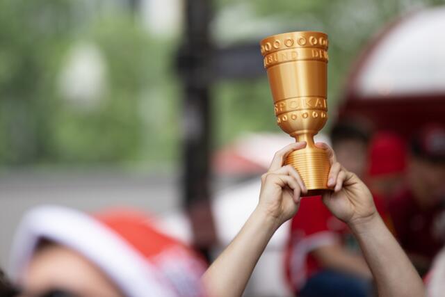 Der FCK im DFB-Pokal-Endspiel: Ausgelassene Stimmung schon am Vortag auf der Fanmeile auf dem Breitscheidplatz an der Berliner Gedächtniskirche | Foto: Jens Vollmer