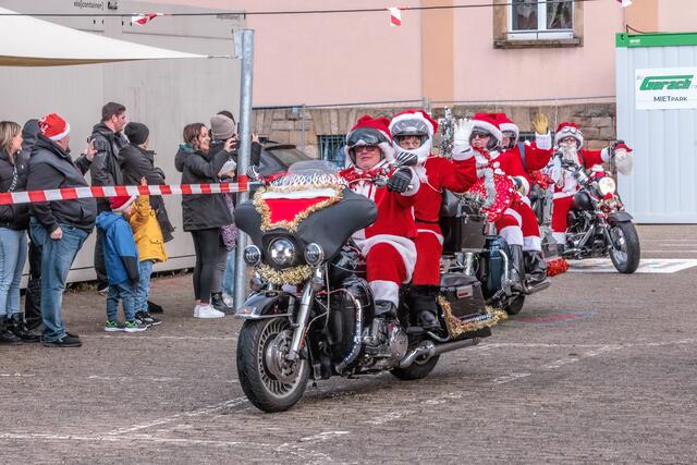 Auch 2024 sind die Riding Santas mit ihren Harleys in der Südpfalz unterwegs | Foto: Paul Needham