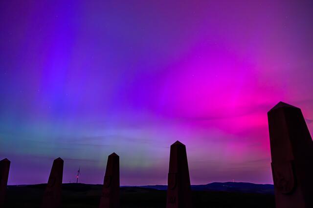Die Polarlichter über der Sonnenuhr auf dem Reiserberg bei Schallodenbach (PLZ 67701) waren dermaßen beeindruckend, sie haben sogar meinen Foto-Urlaub auf den Lofoten in den Schatten gestellt!
DIE magischste Nacht in meinem fotografischen Hobby-Leben! 
Aufgenommen in der Nacht 10/11.05.2024
Bild: privat/Georg Beck
 | Foto: Georg Beck
