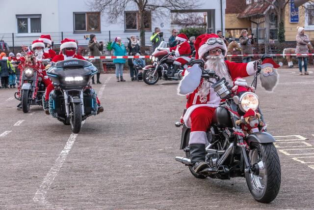 Auch 2024 sind die Riding Santas mit ihren Harleys in der Südpfalz unterwegs | Foto: Paul Needham
