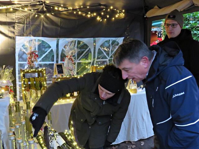 Maximilian Heindl mit Frau  am Likörstand | Foto: Brigitte Melder