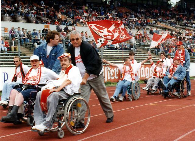 Im Konvoi ging 1997 es mit 20 Kleinbussen zum Spiel nach Frankfurt – „die Rollis inklusive“ Die Aktion organisierte der Landstuhler FCK-Fanclub Fairplay. | Foto: Erich Huber