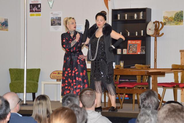 Bei Stormy Dennfels und Bertha v. Büttner prallen zuerst Welten aufeinander. | Foto: Theatergruppe Sippersfeld