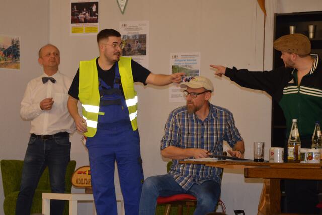 Gemeindediener Lengfeld und der 2. Vorsitzende Volker Schappert kommen so langsam in Fahrt. | Foto: Theatergruppe Sippersfeld