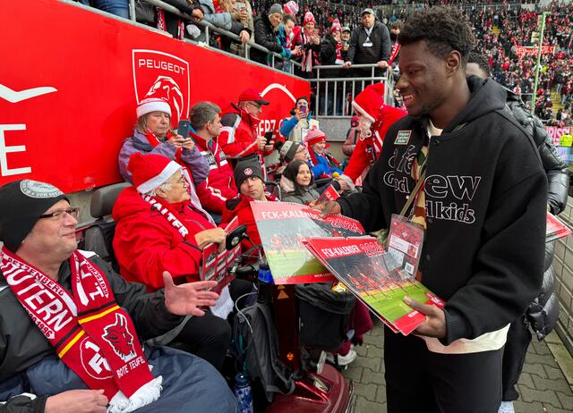 An Weihnachten gibt es für die „Rollis“ Geschenke: So wie hier von FCK-Ausnahmestürmer Ragnar Ache. | Foto: Erich Huber