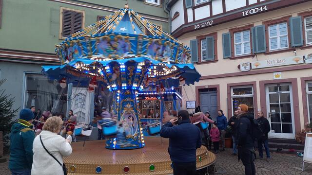 Kinderkarusell auf dem Ladenburger Weihnachtsmarkt  | Foto: Kristin Hätterich
