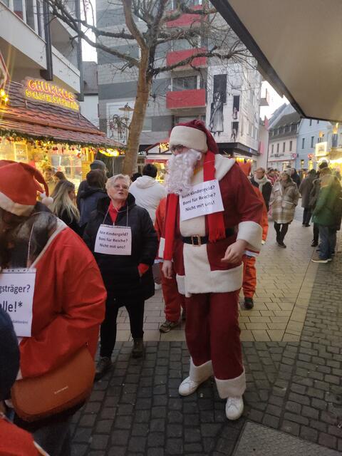 Kein Kindergeld? Boni für Reiche? Das macht die Weihnachtsmänner wütend! | Foto: Rene Neyer