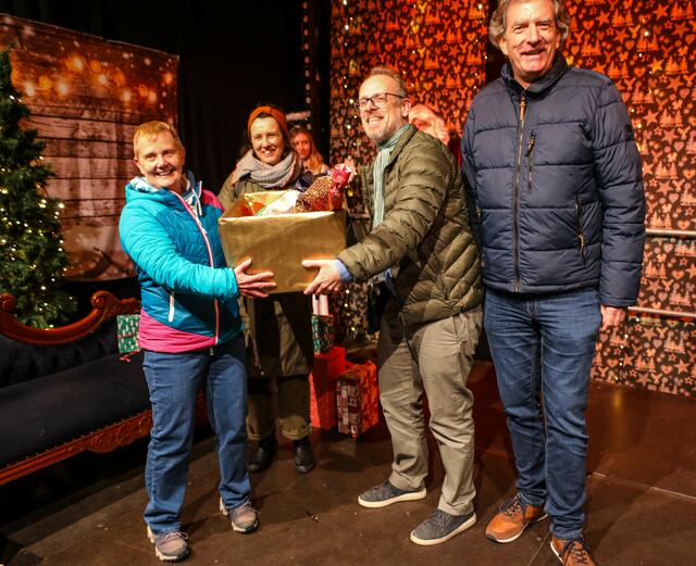 Bürgermeister Dirk Grunert übergabe vom Geschenk | Foto: Wolfgang Neuberth