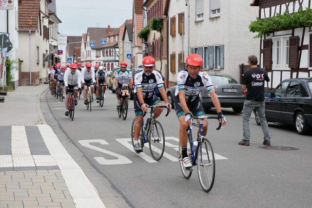 Rudi Birkmeyer und Boxweltmeister führen den Pulk zum Haltepunkt in Offenbach Juli 2023 | Foto: Dieter Hammann