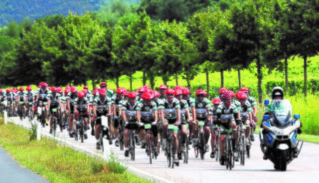 Das Fahrerfeld auf dem Weg zum nächsten Haltepunkt | Foto: VOR - TOUR der Hoffnung