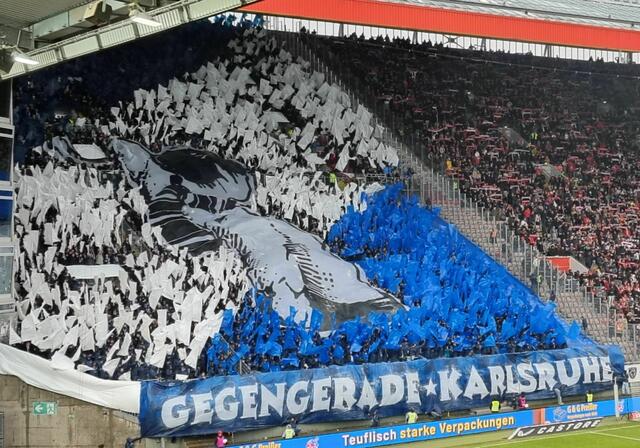 Die rund 4.000 mitgereisten KSC-Fans schwenkten blaue und weiße Fahnen zum Logo der Ultragruppierung "Gegengerade Karlsruhe" | Foto: Jens Vollmer