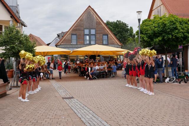 Die Offenbacher Cheerleader warten auf die Spendenradler | Foto: Dieter Hammann