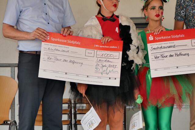 Spendenübergabe am Haltepunkt Offenbach Juli 2023 | Foto: Dieter Hammann