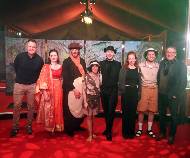  Süster Kristin Paulsen (Schlange Kaa, Rama die Leitwölfin, Mädchen), Florian Bruno Kondur (Balu, Akela der Leitwolf), Sonja Caterina Grenz (Mogli), Kenny Cassel (Baghira, Bandalog-affe, 2. Geier), Laura Track (Produktionsleitung C2 Concerts), Denis Bode (Erzähler, Tiger, Geier), Christian Doll (Produzent und Tourneeveranstalter C2 CONCERTS)) | Foto: Wolfgang Neuberth