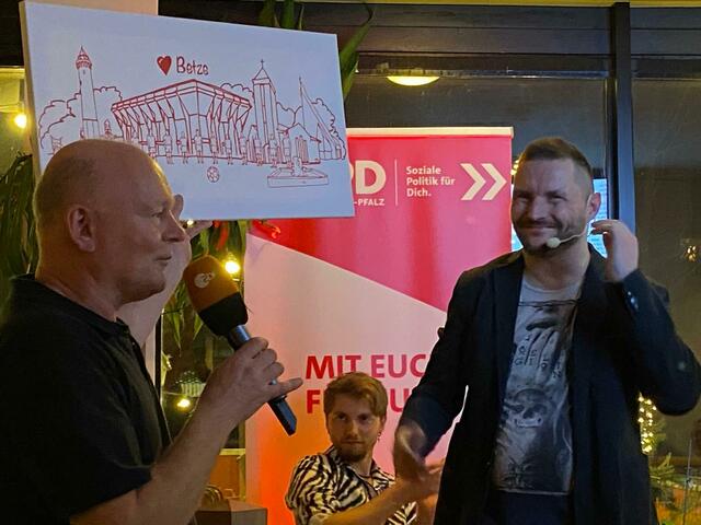 Wirt Günni Pajger sichtlich gerührt über sein Abschiedsgeschenk überreicht von Frank Pfaff stellvertretend für den SPD Ortsverein Betzenberg  - danke für 11 Jahre uffm Betzenberg! | Foto: Frank Pfaff