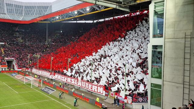 Die FCK-Fans zeigten eine Choreografie mit rot-weißen Fahnen und einem Banner "Westkurve Kaiserslautern" | Foto: Ralf Vester