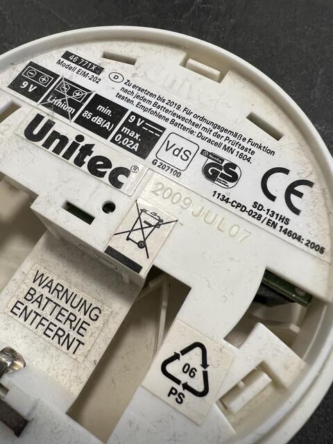 Deutschland verpflichtet die Bürgerinnen und Bürger alle zehn Jahre zu einem Rauchmelder-Austausch. Ein abgelaufener Rauchmelder kann so aussehen: über dem durchgestrichenen Mülleimer-Symbol ist ein "2009 JUL 07" eingraviert. Das ist das Herstellungsdatum des Rauchmelders. Noch genauer steht ganz oben in kleiner Schrift "Zu ersetzen bis 2019." | Foto: Laura Braunbach