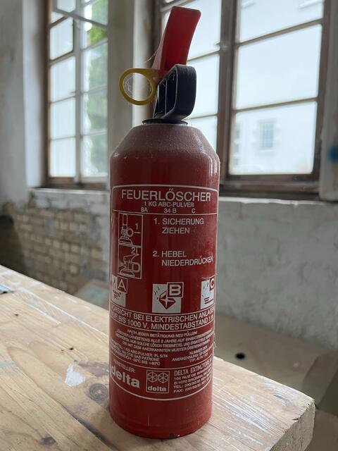 Die Wartung sollte spätestens alle fünf Jahre durchgeführt werden - wichtiger als dieser pauschale Richtwert ist jedoch die Herstellerangabe auf dem Etikett oder dem Feuerlöscher selbst. Hier steht: "Löscher längstens alle 2 Jahre auf Einsatzbereitschaft überprüfen."  | Foto: Laura Braunbach