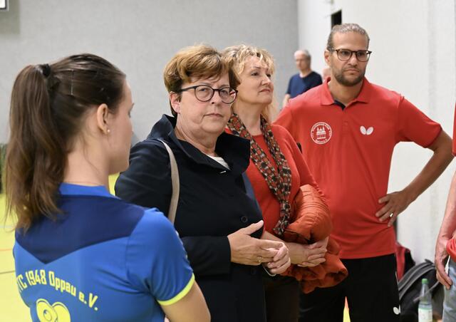 Bürgermeisterin Monika Kabs zu Besuch beim PPP Tischtennistraining des TTC mit TTC Vorstand Christoph Weber. Foto: Hebrank
 | Foto: Hans Hebrank