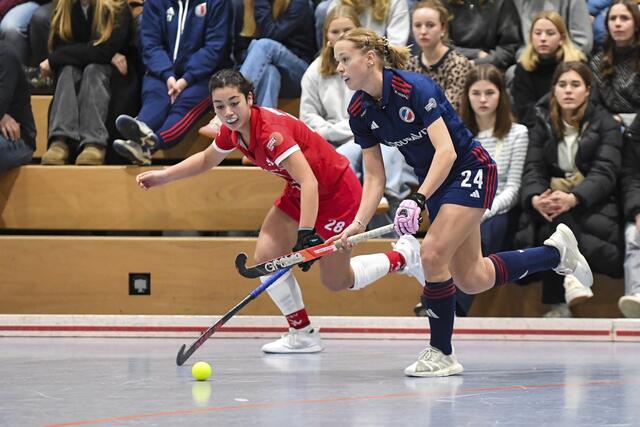 Linda Bens vom MHC (Nr. 24 blaues Trikot) im Duell mit Mali Herberhold vom TSVMH (Nr. 28 rotes Trikot) | Foto: Michael Ruffler/PIX-Sportfotos