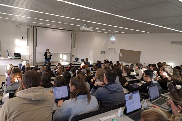 11. Poetik-Dozentur „kinderleicht &amp; lesejung“: Vorlesung von Nina Blazon im November 2024 an der Pädagogischen Hochschule Karlsruhe. | Foto: PHKA